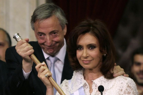 El desaparecido Néstor Kirchner, junto a su esposa, en la toma de posesión de ésta.