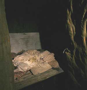 Un camastro en el interior de la cueva. (Foto: REUTERS)