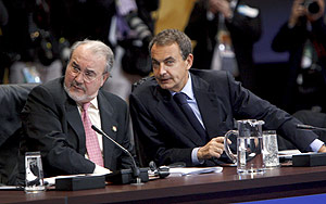 Zapatero y el ministro de Economía, Pedro Solbes. (Foto: EFE)