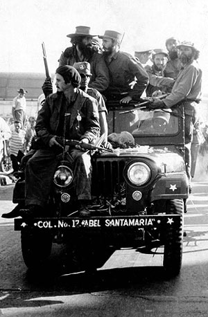 Los líderes guerrilleros, con Fidel Castro a la cabeza, entran en La Habana el 8 de enero de 1959. (Foto: AFP)