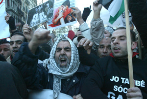 Varios manifestantes palestinos protestando en la marcha. (Foto: Antonio Moreno)
