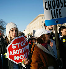 Una activista antiaborto, participa en las manifestaciones ante la corte federal. (AFP)