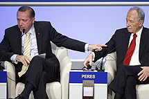 Erdogan acusa con el dedo a Peres ante de marcharse. | Ap