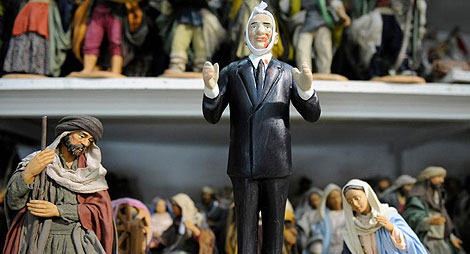 Un muñeco representando al malherido Berlusconi, en una tienda de Nápoles. | Afp