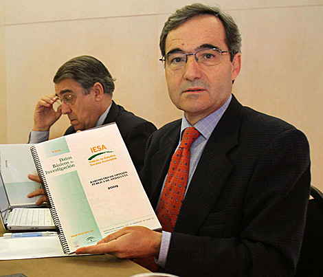 El director del IESA, Eduardo Moyano, presentando el sondeo demoscópico. | Carlos Márquez
