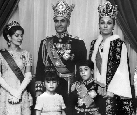 El Sha de Persia, junto a Farah Diba y tres de sus hijos, durante su coronación. | Afp