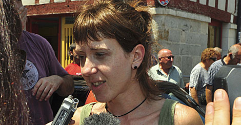 Aurore Martin habla con la prensa durante su arresto frustrado. | Efe | Rémi Rivière