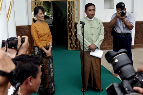 Aung San Suu Kyi junto al enlace del Gobierno promilitar en Rangún. | Efe