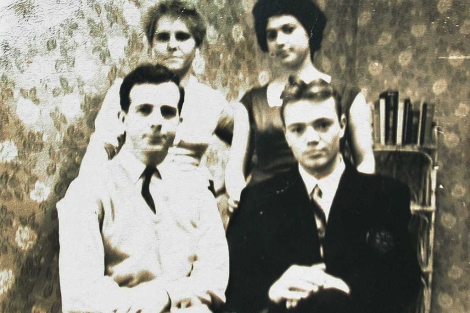 Lee Harvey Oswald (sentado a la izda.) en una fotografía de los años 60 en Minsk. | AP