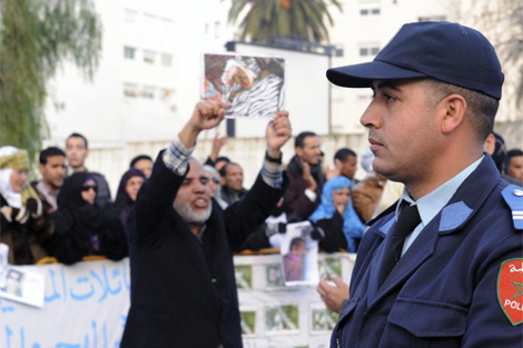 Los manifestantes, bajo el control policial. | Efe