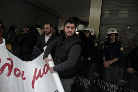 Trabajadores del Banco de Chipre protestan frente al Ministerio de Finanzas. | Efe Trabajadores del Banco de Chipre protestan frente al Ministerio de Finanzas. | Efe
