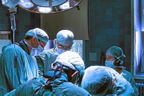 Cirujanos, en un quirófano. | El Mundo